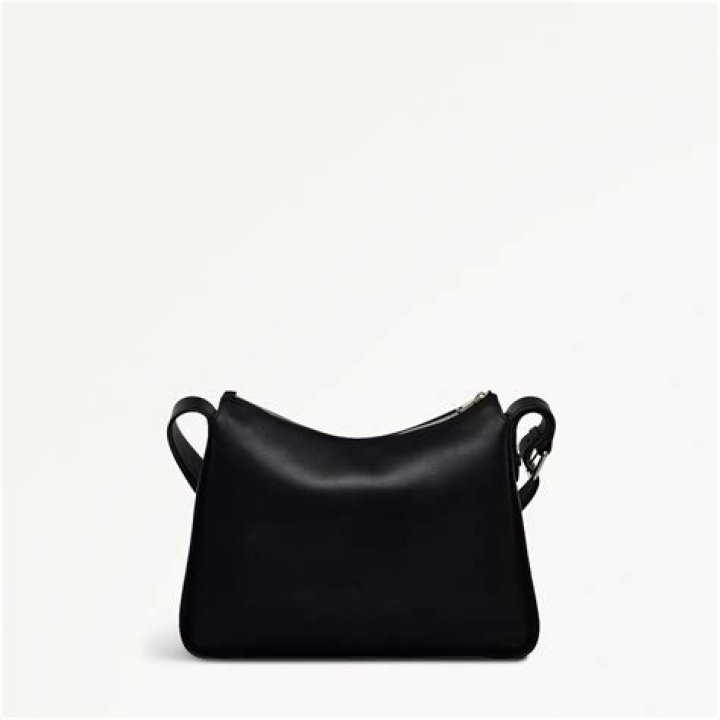 اي الصفات الاتيه تجمع بين الهرم الخماسي والمنشور الثلاثي