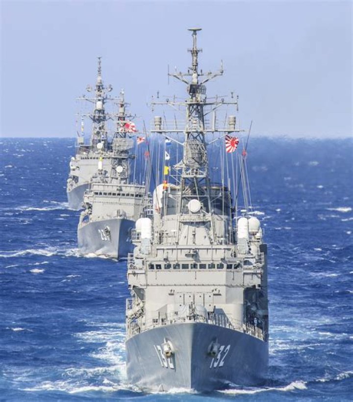 يجري أحمد ٧٠٠ متر يوميا، فهل من المعقول أنه يجري أكثر من ٥٠٠٠ متر خلال الأسبوع ؟ اذكر السبب .