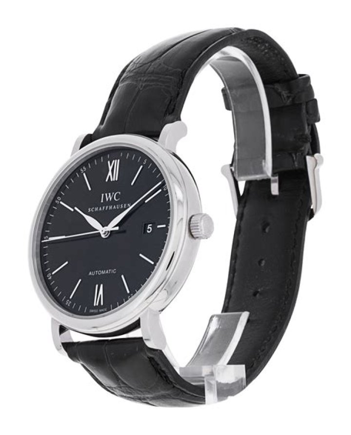 سلسلة جبال موازية للبحر الأحمر وهي أكثر الجبال امتدادآ وارتفاعا