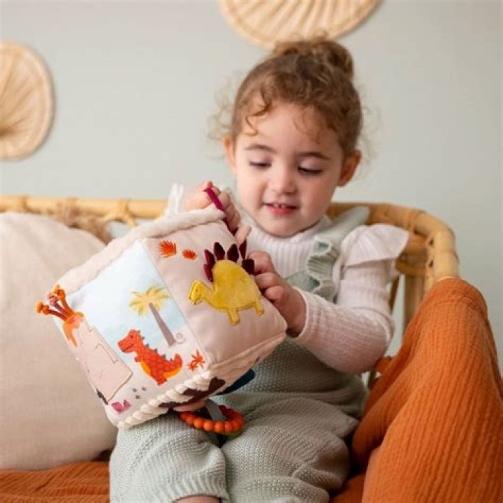 كيف ينتقل السيال العصبي عبر الشق التشابكي