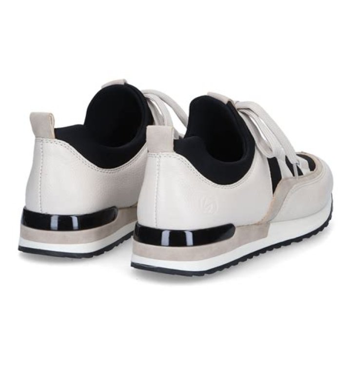 إذا اشترى مهند من معرض الكتاب ٣ كتب بمبلغ ٧٥ ريالاً ، بينما اشترى أحمد ٥ كتب بمبلغ ١٠٠ ريال ، فإن المعدلان متناسبان. صواب خطأ