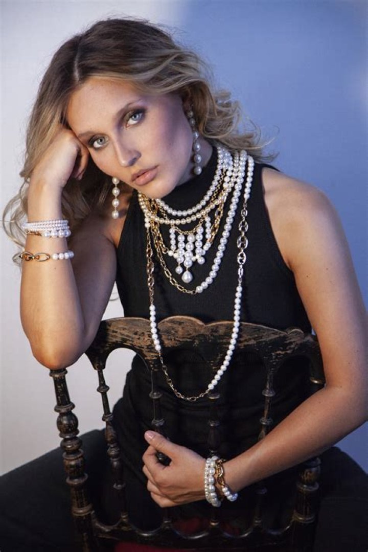 المادة التي حجمها ثابت وشكلها ثابت تكون في الحالة