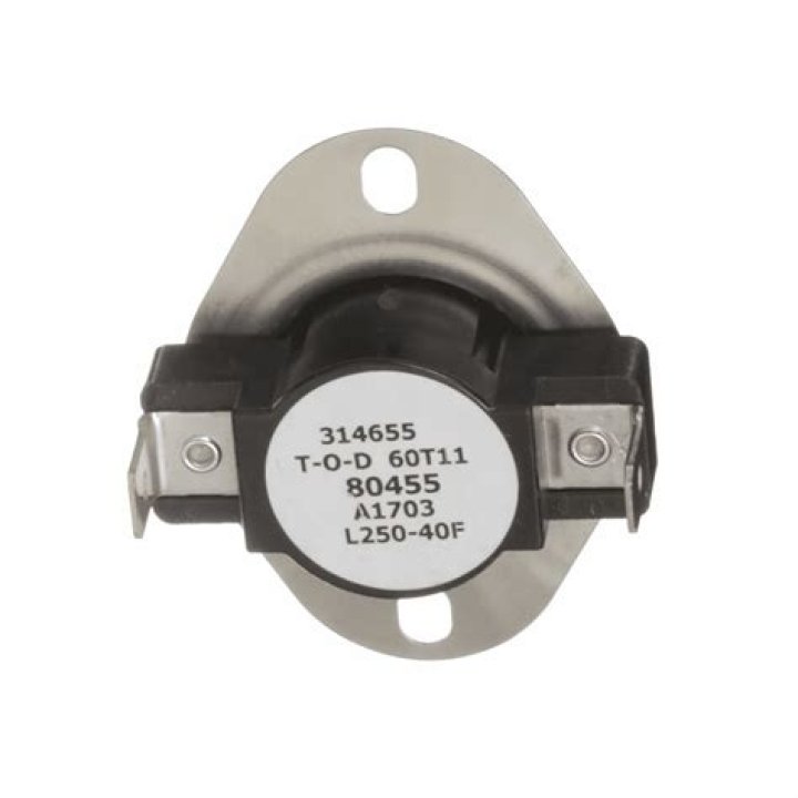 الذي أثار حفيظة الكاتب هو عدم قيام الموجودين بدورهم في توجيه الشاب المخطئ وإنصاف العامل