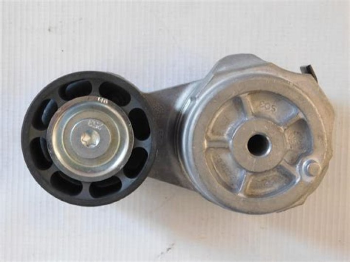 هو سابك وبايديه كلمات