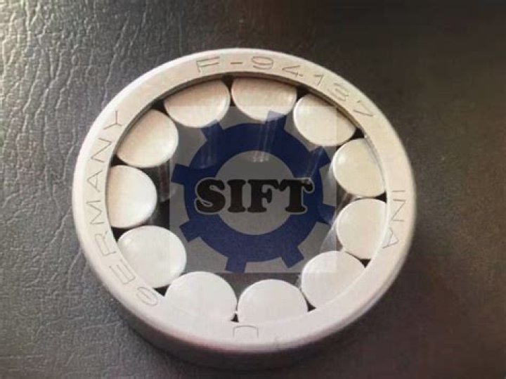 تنتج عن ازاحة الكثافة الالكترونية في السحابة الالكترونية