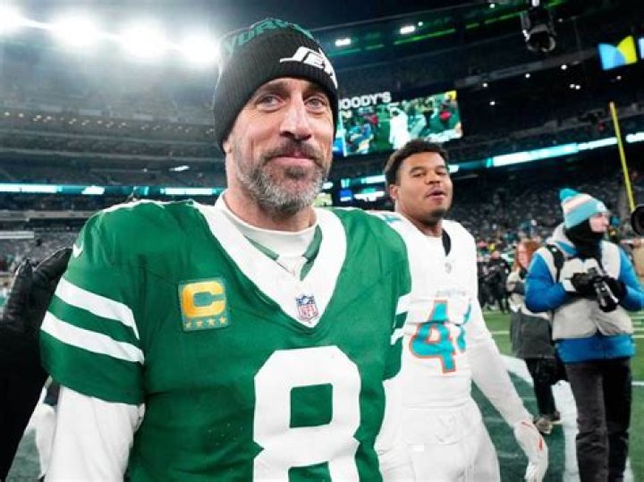 Aaron Rodgers, Shailene Woodley Hold Hands in Cute Photo