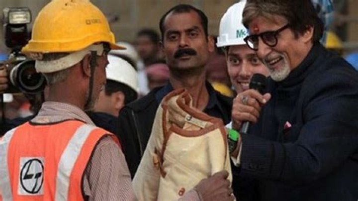 Amitabh Bachchan donates his 'Silsila' jacket to labourer – India TV