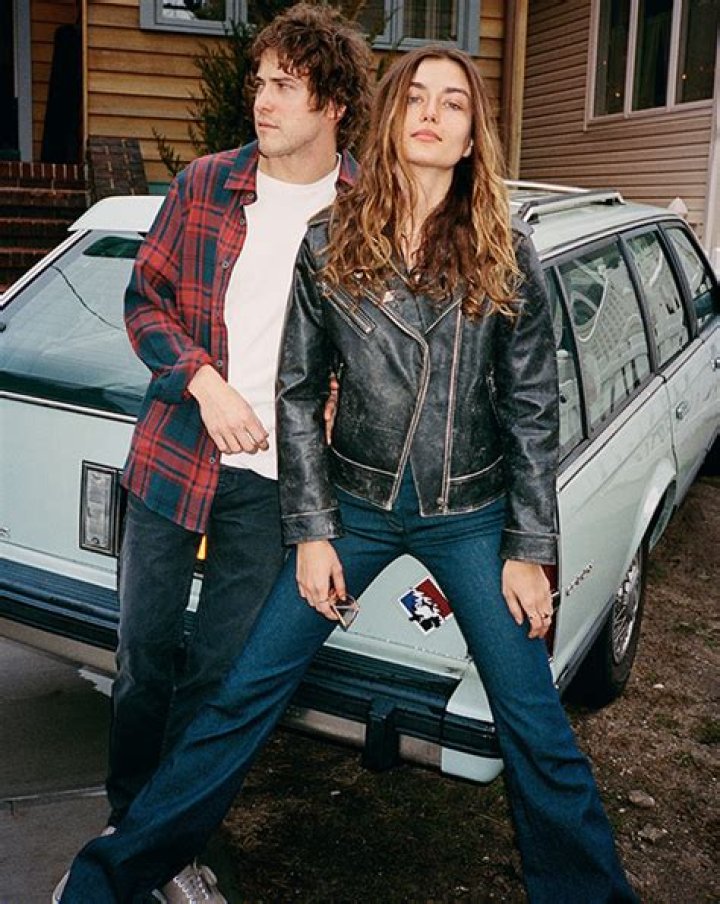 Andrew VanWyngarden's Wife: A Deep Dive Into Their Relationship.