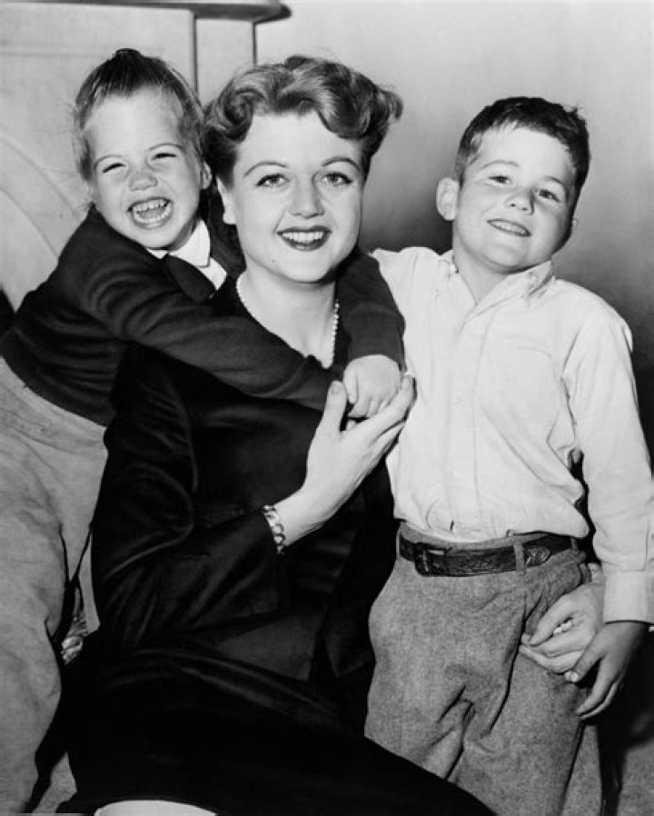 Angela Lansbury enjoyed a ‘perfect’ 53 years with her 3 kids after gay first husband wrote note & left suddenly