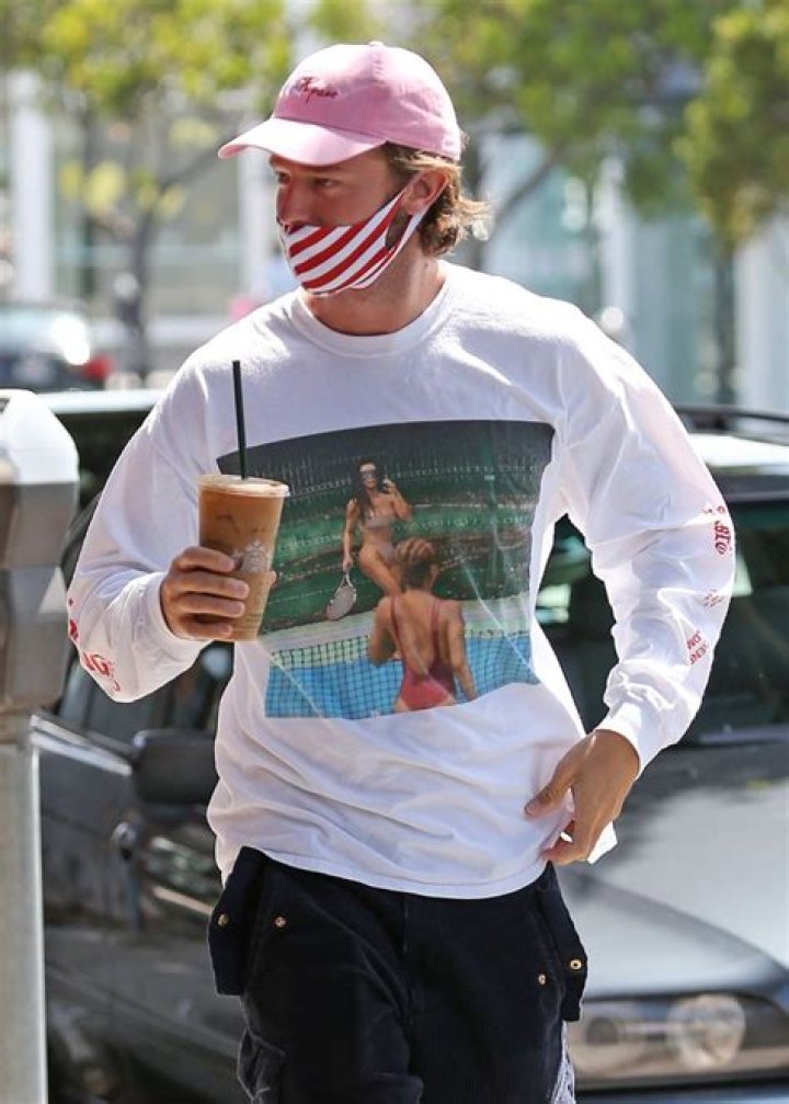 Arnold Schwarzenegger’s son Patrick, 26, sports tee-shirt featuring Kim Kardashian in a sexy bikini – The US Sun