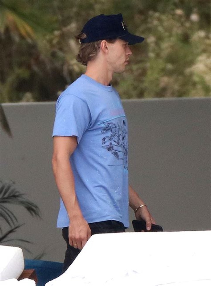 Austin Butler, Kaia Gerber Go to Cabo With Her Parents: Photos