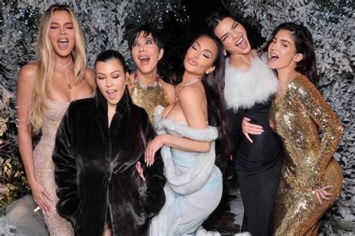 Bette Midler Teases Kim Kardashian to Use Her Naked Selfie for Charity