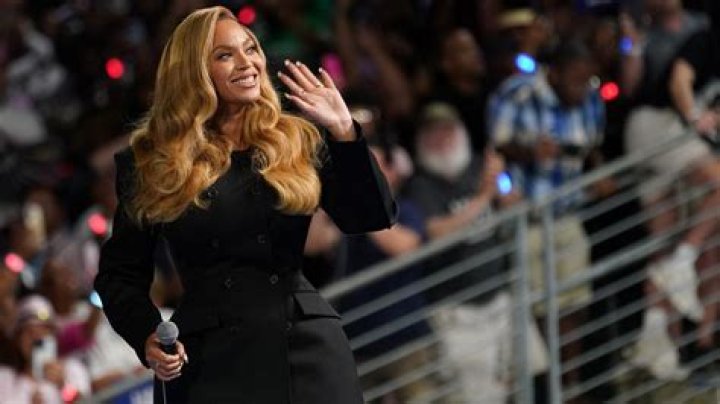 Beyonce Supports Mariah Carey at Christmas Concert: Picture