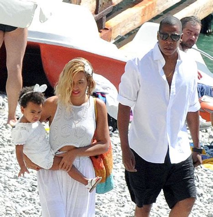 Beyonce in Crop Top, Shirtless Jay Z on Rowboat in Italy: Pictures