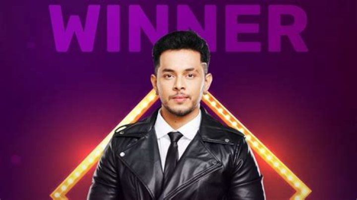 Akshay Kelkar lifts trophy; takes home prize money and a gold bracelet – India TV