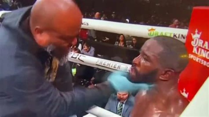 Watch boxer Demond Nicholson get repeatedly SLAPPED in corner by coach during heavy points loss to Demetrius Andrade