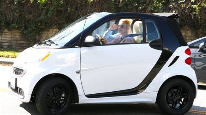 Britney Spears Cruises Around in Tiny Smart Car: Picture
