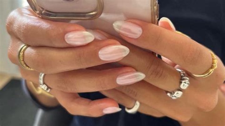 Bubble Gloss Nails Are The Cutest Take On The Minimal Mani
| Glamour UK
