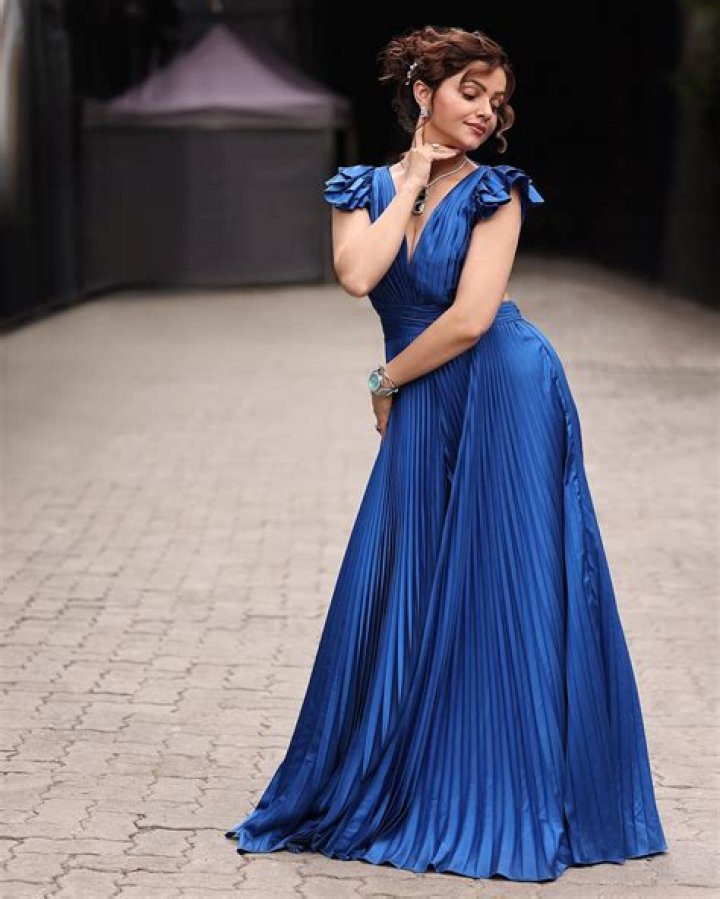Caitlyn Jenner Stuns in Royal Blue Gown at Women of the Year Awards