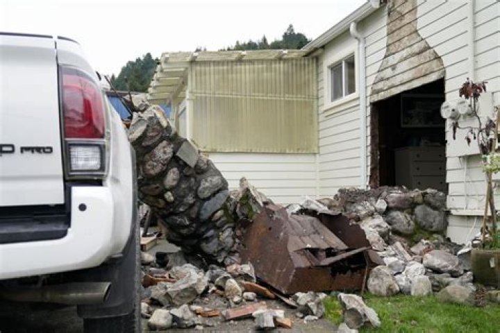 California Earthquake Violently Shakes Houses