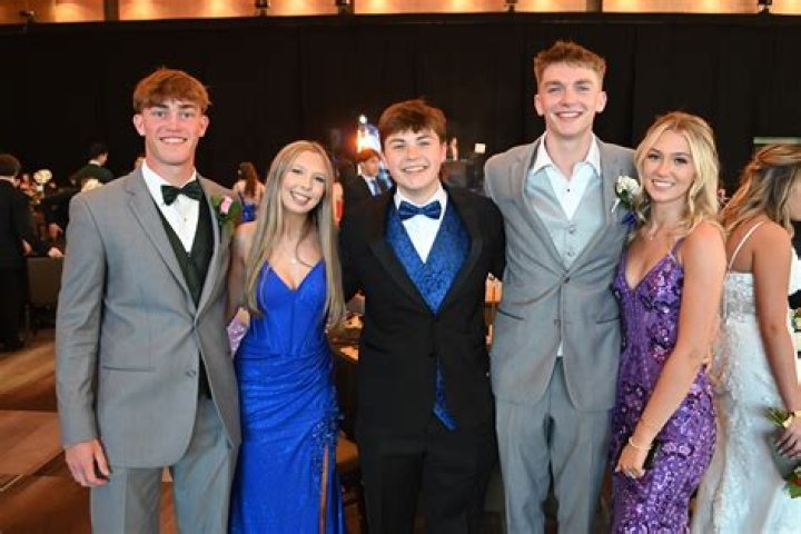 Quick Answer: Can A Junior Go To Senior Prom