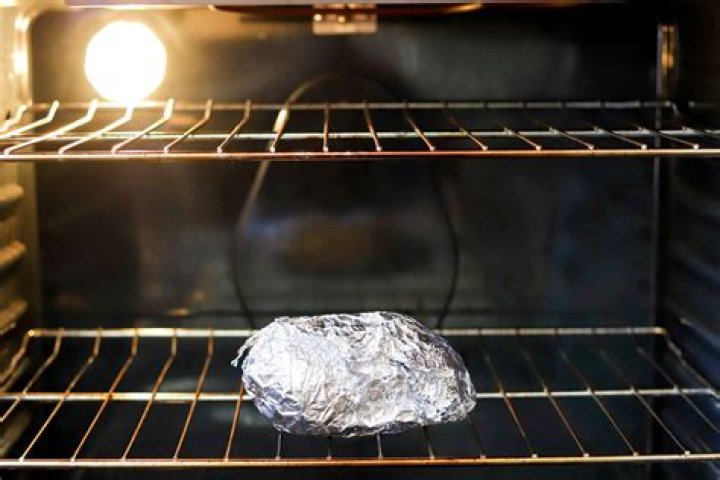 Question: Can Aluminum Foil Go In The Oven