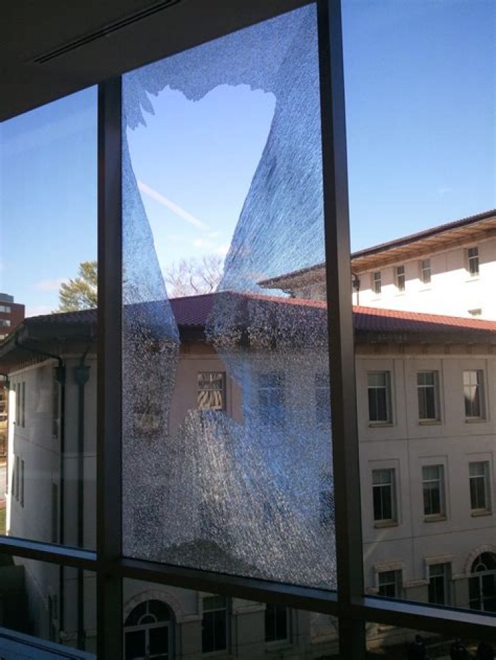 Quick Answer: Can Glass Break From Cold