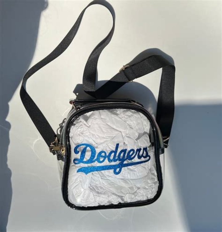 Can I bring a purse into Dodger Stadium?