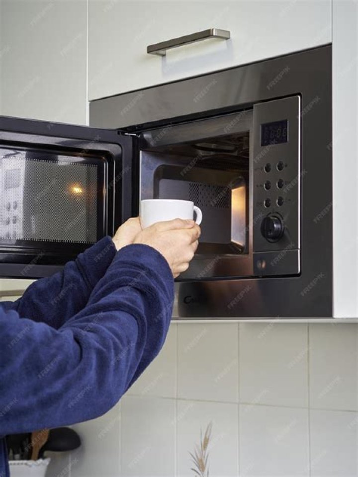 Quick Answer: Can I Put A Ceramic Mug In The Microwave