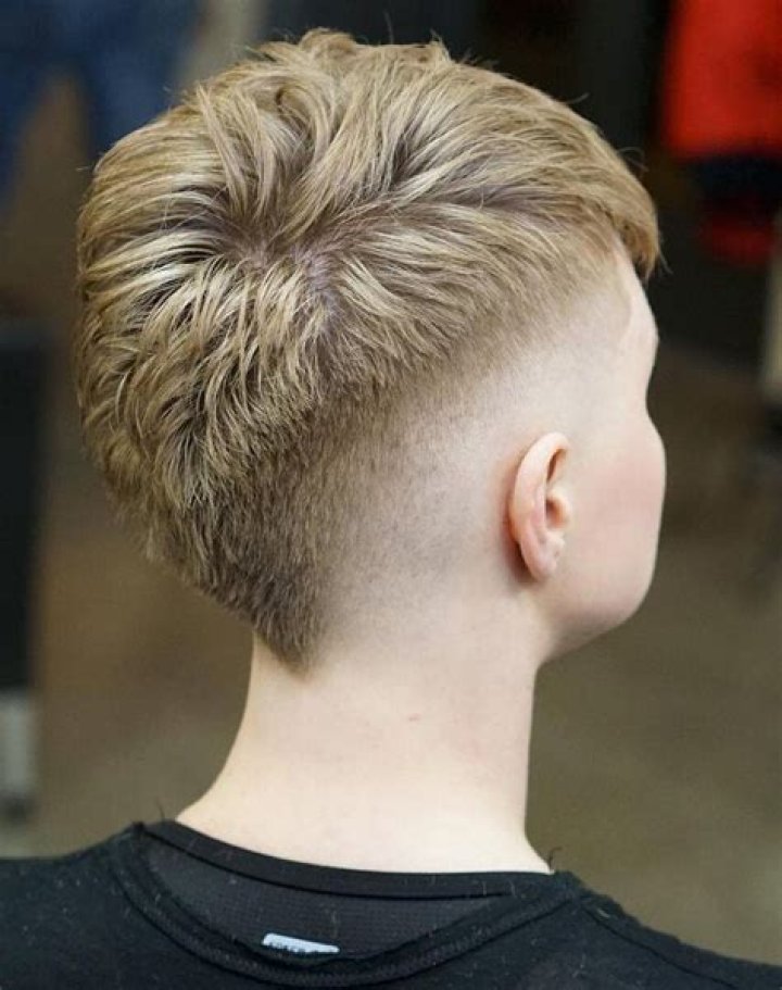 Exploring The Trend Of Corte En V: A Fashion Statement