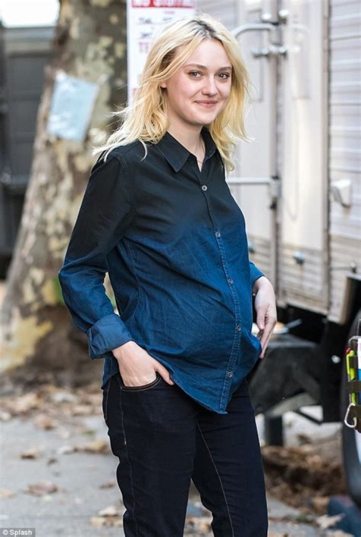 Dakota Fanning baby bump - Celebrity News