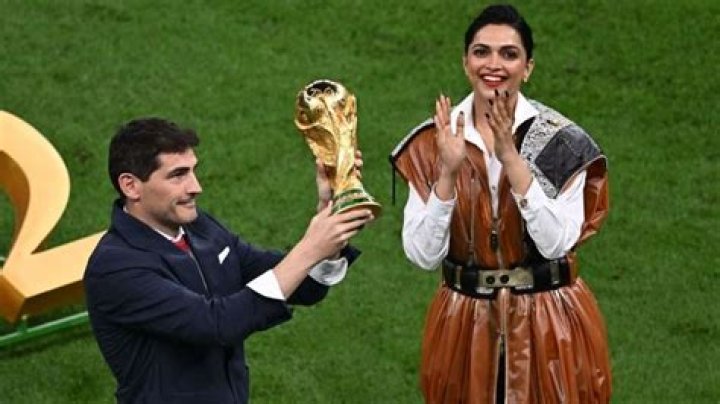 Deepika Padukone, former Spanish goalkeeper Iker Casillas unveil FIFA World Cup 2022 trophy in Qatar – India TV