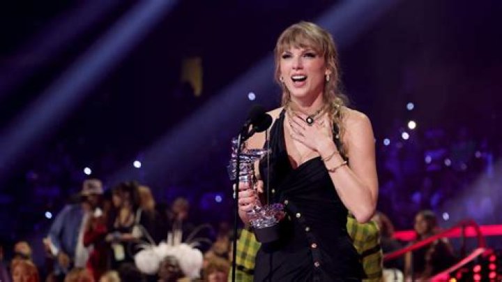 Did Taylor Swift Lose Diamond on $12K Ring at 2023 MTV VMAs?