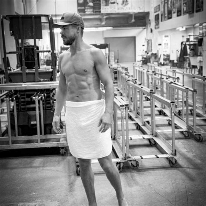 DWTS fans lose their minds after Derek Hough goes totally naked under a tiny towel on tour set