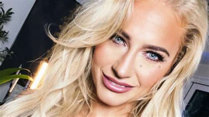 Ebanie Bridges almost bursts out of bra in busty selfie leaving stunned fans hot under the collar