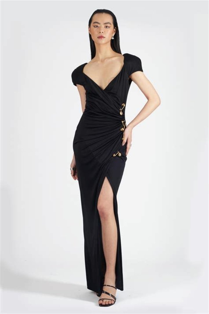 Elizabeth Hurley’s Dishes on Her Iconic Versace Safety Pin Dress