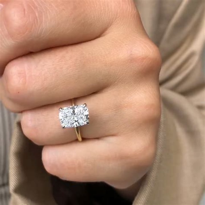 Emilie de Ravin's Sparkling Diamond Engagement Ring: Photo