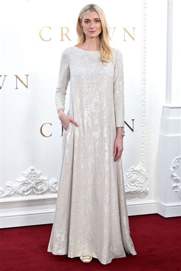 Elizabeth Debicki And Emma Corrin Share Sweetest Moment On Final 'The Crown' Red Carpet