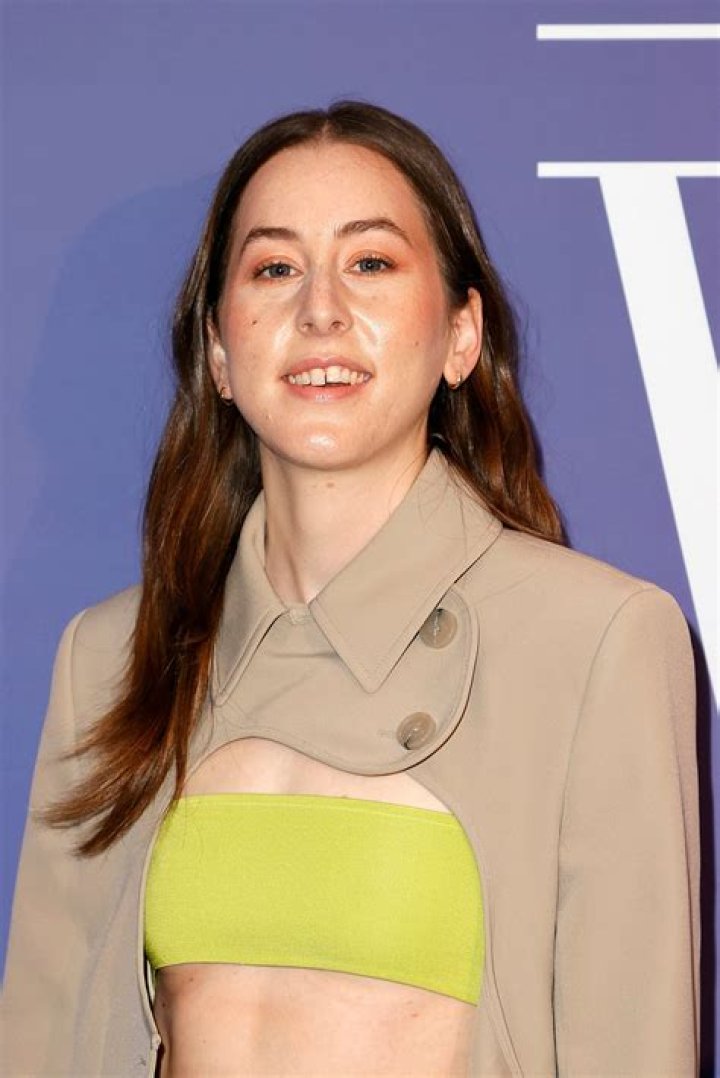 Este Haim Net Worth, Age, Wiki, Biography, Relationship, Wife, Dating, Ethnicity, Height & Facts