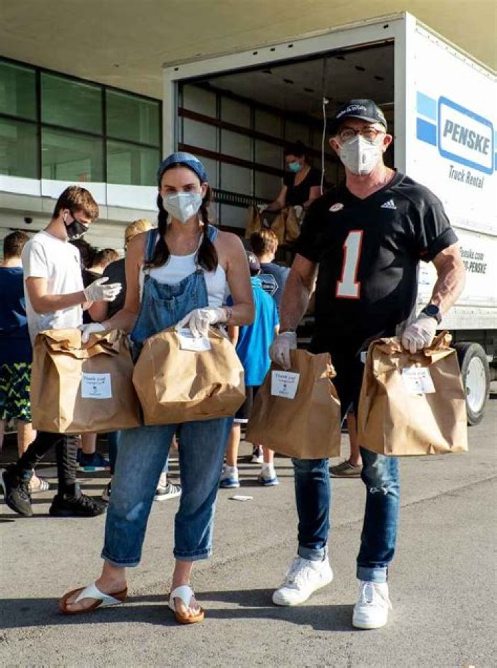 Gabrielle Anwar, Shareef Malnik Give Meals to First Responders