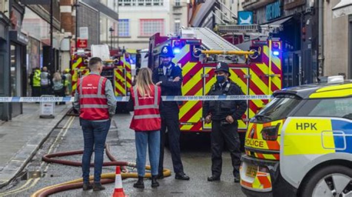Oxford Street gas leak: Shoppers evacuated as emergency services shut down busy London area
