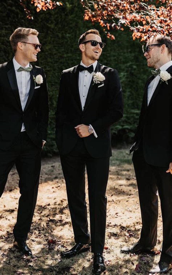 Groomsman gets cheeky at friends’ wedding, hilarious moment captured on film