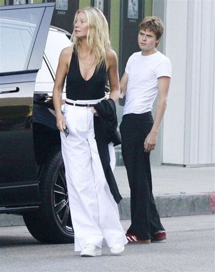 Gwyneth Paltrow’s Grey Roots Scream Lazy-Girl Summer, and I’m Obsessed