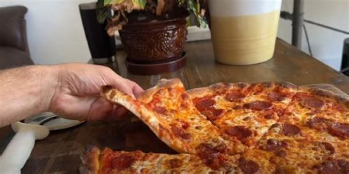 Quick Answer: How Many Slices Are In A 14 Inch Pizza