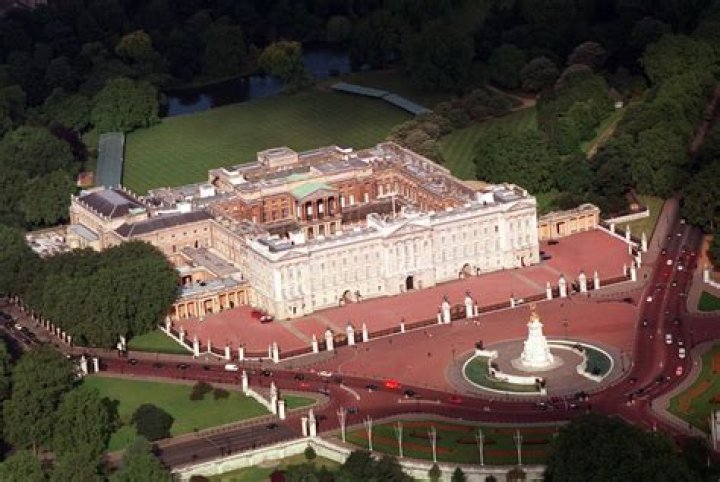 Quick Answer: How Many Square Feet Is Buckingham Palace