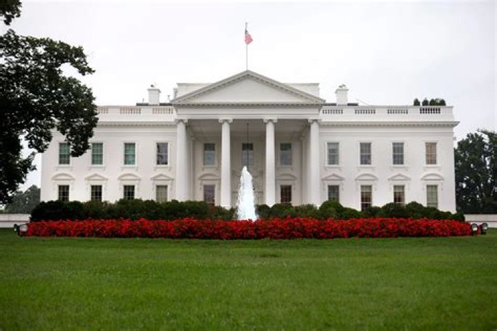 Quick Answer: How Many Square Feet Is The White House Living Quarters