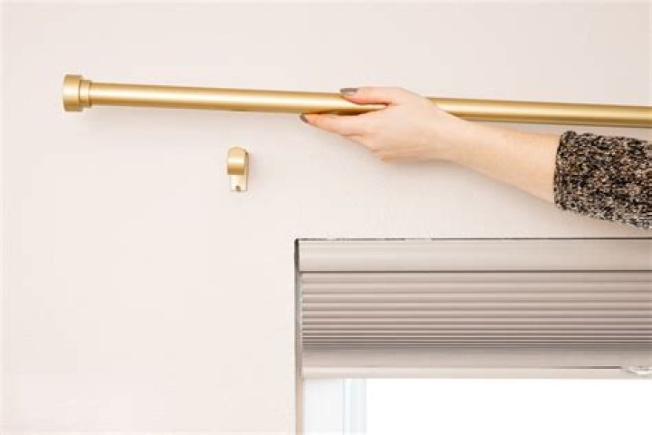 How much does it cost to install curtain rods?