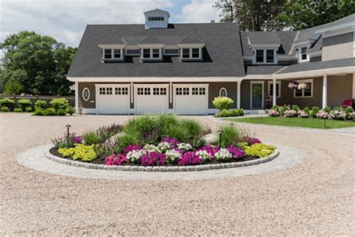 How much room do you need for a circle driveway?