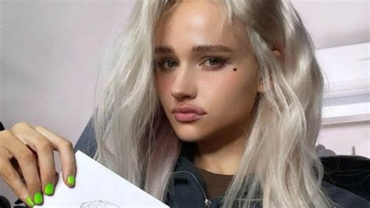 Julia Gisella's Age: Find Out Now!