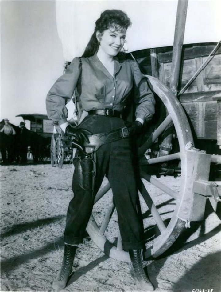 Unveiling The Height Of A Hollywood Legend: How Tall Was Anne Baxter?